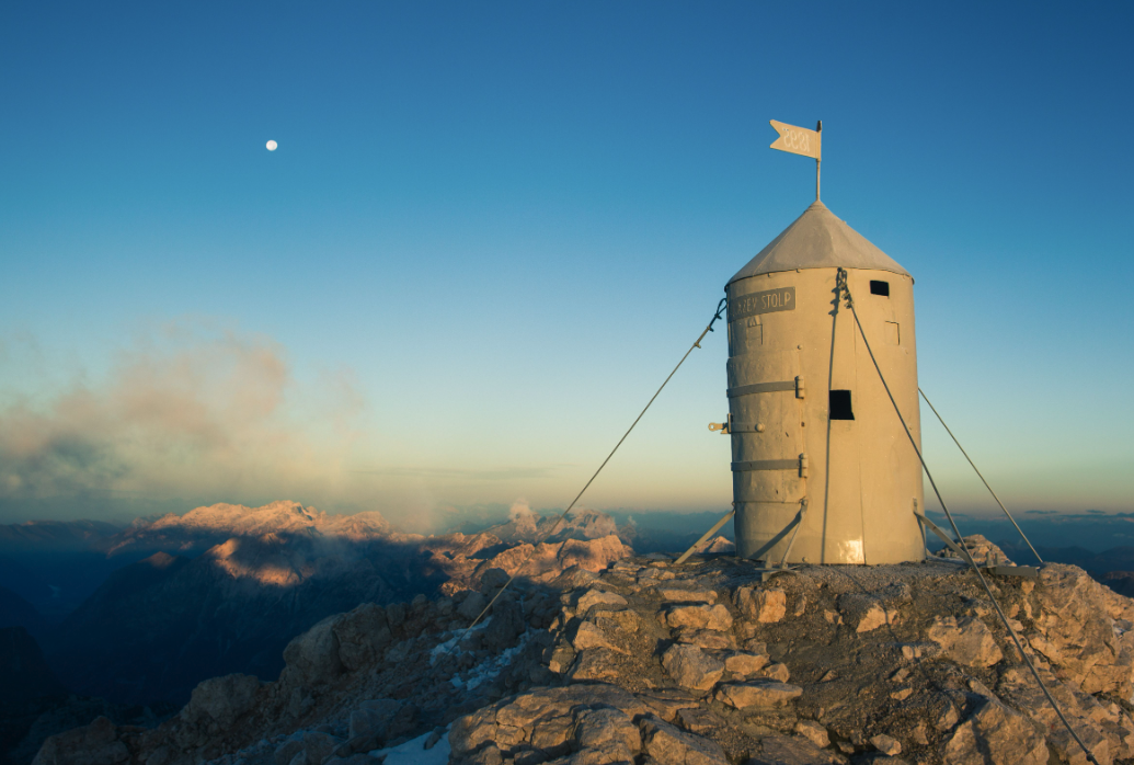 Hiking & Trekking scene 1
